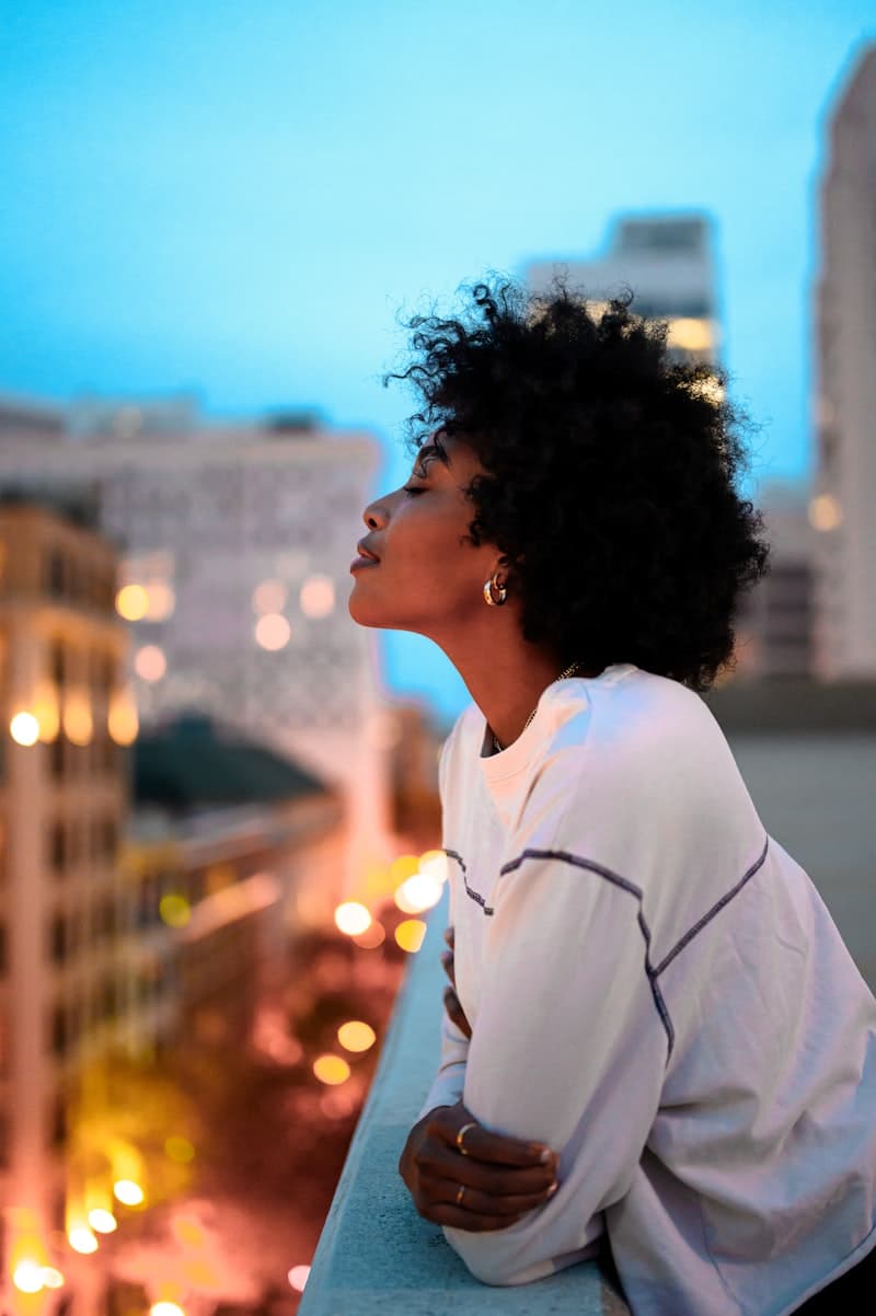 A stylist against the Johannesburg skyline at dusk